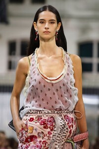 Valentino-RTW-SS18-Paris-9479-1506879314.thumb.jpg.47d2a8fff8f6a2386690c762ca2f8800.jpg