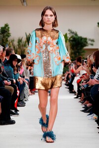 Valentino-RTW-SS19-Paris-2049-1538325196.thumb.jpg.e0d77201c8dc39d37d826dad55df72d5.jpg