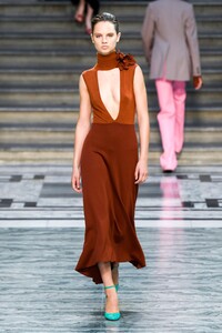 Victoria-Beckham-RTW-SS20-London-0110-1568558249.thumb.jpg.4618d473a620b4e0eaea77e04819b129.jpg