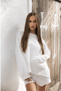 Willowsetoffwhiteisabellemathersxjohansen3.thumb.png.d313632bacbee6ffa06d0c26cb62b979.png