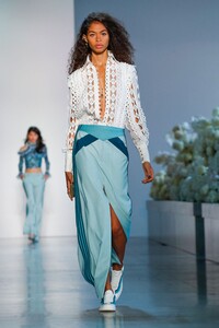 Zimmermann-Collection-RTW-SS19-New-York-0928-1536597201.thumb.jpg.d3f88be97b7111fd923e13bbc006b631.jpg