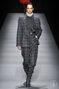 alberta-ferretti-aw20-0019-a221f2.thumb.jpg.906e75452df4056324b6907b72dd8d18.jpg