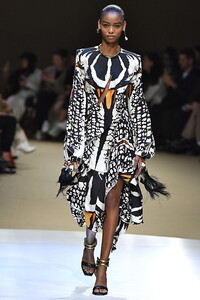 alexander-mc-queen-aw18-0025-403597.thumb.jpg.96eb3c344b088daa4239bad2a12045bf.jpg