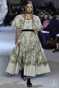 alexander-mc-queen-ss19-0007-62dc2f.thumb.jpg.8443edc7018b4da54e221b89564c1c1c.jpg