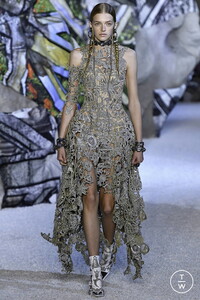 alexander-mc-queen-ss19-0040-39a8f1.thumb.jpg.cf7402f8d27c4b8116bab734d18510f7.jpg