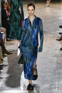 altuzarra-aw20-0032-3e4683.thumb.jpg.1e923d3453af63cebc5d8e9938650349.jpg