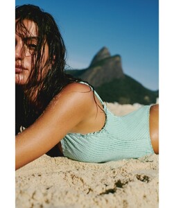 aqua-scales-bella-1pc-lifestyle-4_882.jpg