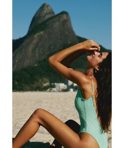 aqua-scales-bella-1pc-lifestyle_349.jpg