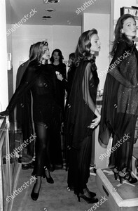 backstage-beauty-preparation-from-the-calvin-klein-collection-fall-1992-ready-to-wear-fashion-show-new-york-shutterstock-editorial-10453609en.jpg