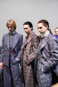 backstage-defile-alberta-ferretti-automne-hiver-2020-2021-milan-coulisses-437.thumb.jpg.2ccf5114947f4a655e948ba3d7ea789a.jpg