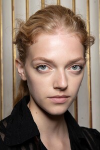backstage-defile-altuzarra-printemps-ete-2020-paris-coulisses-118.thumb.jpg.f6481c5cc4ac4c2c56a2e88a5653e50d.jpg