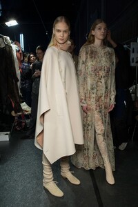 backstage-defile-beautiful-people-automne-hiver-2019-2020-paris-coulisses-51.thumb.jpg.3362861e6a621e7e26454f5e2d99589e.jpg