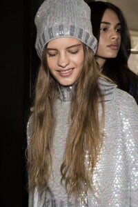 backstage-defile-blumarine-automne-hiver-2018-2019-milan-coulisses-103.thumb.jpg.f596c892ecedbd272168ca397a467464.jpg
