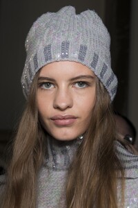 backstage-defile-blumarine-automne-hiver-2018-2019-milan-coulisses-12.thumb.jpg.89d42f61912674dbfcaf450ef3f4bcd7.jpg