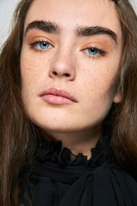 backstage-defile-blumarine-automne-hiver-2019-2020-milan-coulisses-187.thumb.jpg.c8669ea44d15f7de775b0aebc34b4969.jpg