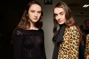 backstage-defile-blumarine-automne-hiver-2019-2020-milan-coulisses-51.thumb.jpg.51e26dd475ef22684af39a07a0a12363.jpg