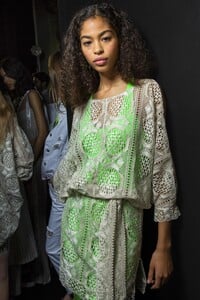 backstage-defile-blumarine-printemps-ete-2019-milan-coulisses-100.thumb.jpg.d7fa91cfe9c8b5183165ac5473eddf7e.jpg