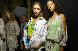 backstage-defile-blumarine-printemps-ete-2019-milan-coulisses-240.thumb.jpg.16f617093f1b1d92c934ccec7c978f03.jpg