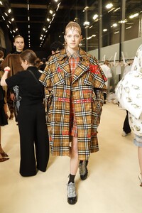 backstage-defile-burberry-automne-hiver-2019-2020-londres-coulisses-146.thumb.jpg.65d46446aed83eb4eca4e66ebb6f96a4.jpg