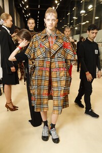 backstage-defile-burberry-automne-hiver-2019-2020-londres-coulisses-147.thumb.jpg.feb70236a05552ffccda74af2f6885be.jpg