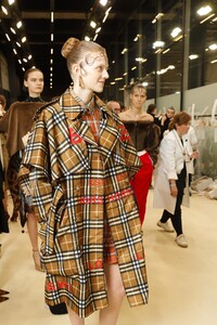 backstage-defile-burberry-automne-hiver-2019-2020-londres-coulisses-148.thumb.jpg.1c165774658ffd128ef79833ba58ea95.jpg