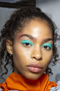 backstage-defile-byblos-printemps-ete-2019-milan-coulisses-64.thumb.jpg.343b8b33aba6b53e3dcb8824dafdea21.jpg