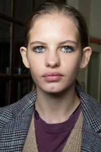 backstage-defile-carven-automne-hiver-2018-2019-paris-coulisses-109.thumb.jpg.e5b5f5219900e8a0e7542ac49b6fba8d.jpg