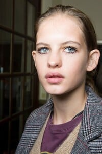 backstage-defile-carven-automne-hiver-2018-2019-paris-coulisses-111.thumb.jpg.aef8ff21db5edf888d26926cdd809760.jpg