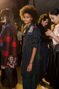 backstage-defile-carven-automne-hiver-2018-2019-paris-coulisses-81.thumb.jpg.8dcc7e5d433691c0ea7ab3b6de6bd69c.jpg