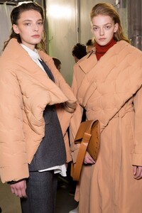 backstage-defile-cedric-charlier-automne-hiver-2019-2020-paris-coulisses-73.thumb.jpg.904e10e14e178b7b0ba35b377a336184.jpg