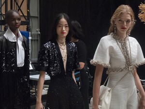 backstage-defile-chanel-printemps-ete-2019-paris-coulisses-11.thumb.jpg.7413785aca2c517d7c07a4eca0ee687c.jpg