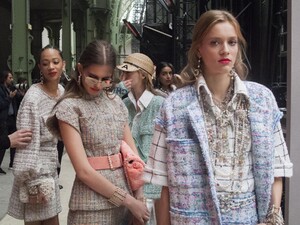 backstage-defile-chanel-printemps-ete-2019-paris-coulisses-23.thumb.jpg.63935b211f82cd3bcd3e1cc19b7a19a7.jpg