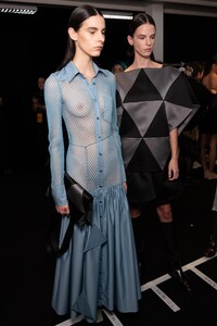 backstage-defile-christopher-kane-automne-hiver-2020-2021-londres-coulisses-77.thumb.jpg.daee2efa0280d4401d2b1c60c214c9f7.jpg