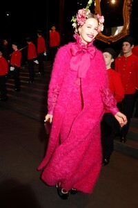 backstage-defile-dolce-amp-gabbana-automne-hiver-2019-2020-milan-coulisses-69.thumb.jpg.42b16f94706597401308befaa6169f32.jpg