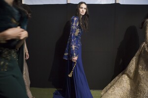 backstage-defile-elie-saab-automne-hiver-2017-2018-paris-coulisses-106.thumb.jpg.0ca6717b170fa21ad901684a39d6f030.jpg