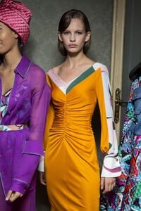 backstage-defile-emilio-pucci-automne-hiver-2018-2019-milan-coulisses-86.thumb.jpg.3f01c8fce5f2229266d326a950681b93.jpg