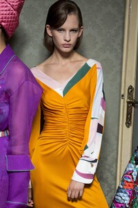 backstage-defile-emilio-pucci-automne-hiver-2018-2019-milan-coulisses-87.thumb.jpg.b4f04c2e2c25b5b4655cbfdfcbbd6a8c.jpg