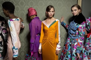 backstage-defile-emilio-pucci-automne-hiver-2018-2019-milan-coulisses-94.thumb.jpg.889658b81cebb3f6458977c0784f8ffa.jpg