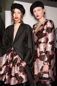 backstage-defile-emporio-armani-automne-hiver-2019-2020-milan-coulisses-213.thumb.jpg.10f75529076010e914f3e2dab2a3270d.jpg