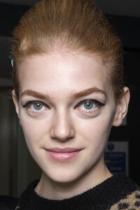 backstage-defile-erdem-automne-hiver-2019-2020-londres-coulisses-53.thumb.jpg.2aadccf4e290c15bbe828609974b3df7.jpg
