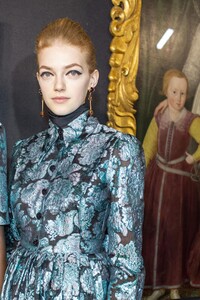 backstage-defile-erdem-automne-hiver-2019-2020-londres-coulisses-76.thumb.jpg.e73c3c1e07b482f178fcaf50cea025da.jpg