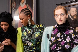 backstage-defile-erdem-automne-hiver-2020-2021-londres-coulisses-24.thumb.jpg.6420e440a76a8a5f6d542a6c277330c2.jpg