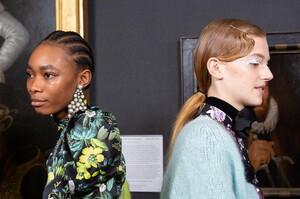 backstage-defile-erdem-automne-hiver-2020-2021-londres-coulisses-34.thumb.jpg.519098a00e3dcc3f7baaf97df615c405.jpg