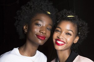 backstage-defile-escada-printemps-ete-2019-new-york-coulisses-21.thumb.jpg.3bad9b75e64a9cb2e867f96d837e4a81.jpg