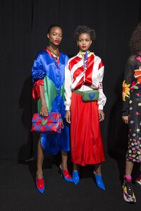 backstage-defile-escada-printemps-ete-2019-new-york-coulisses-74.thumb.jpg.d355f260d9fd5398c11e08919ce91f28.jpg