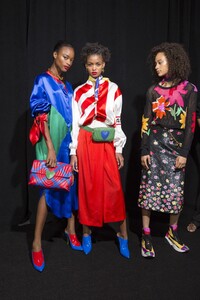 backstage-defile-escada-printemps-ete-2019-new-york-coulisses-75.thumb.jpg.ffa9393d7df1a77c099a95af1566c974.jpg