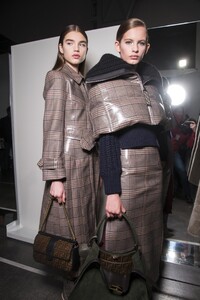 backstage-defile-fendi-automne-hiver-2018-2019-milan-coulisses-78.thumb.jpg.f3a8a8ac9942ef5a9d44b8b944a9214d.jpg