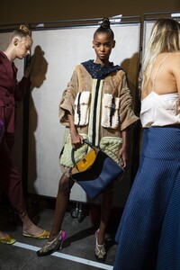 backstage-defile-fendi-printemps-ete-2019-milan-coulisses-233.thumb.jpg.50f91cb0f34173635572c4598623412f.jpg
