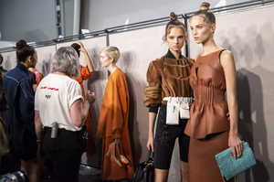 backstage-defile-fendi-printemps-ete-2019-milan-coulisses-36.thumb.jpg.a3246b86b4b29f3b95cb326799b3109a.jpg