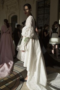 backstage-defile-giambattista-valli-automne-hiver-2017-2018-paris-coulisses-121.thumb.jpg.cd4bd635ba1888fb1f2b40e426d82fb6.jpg